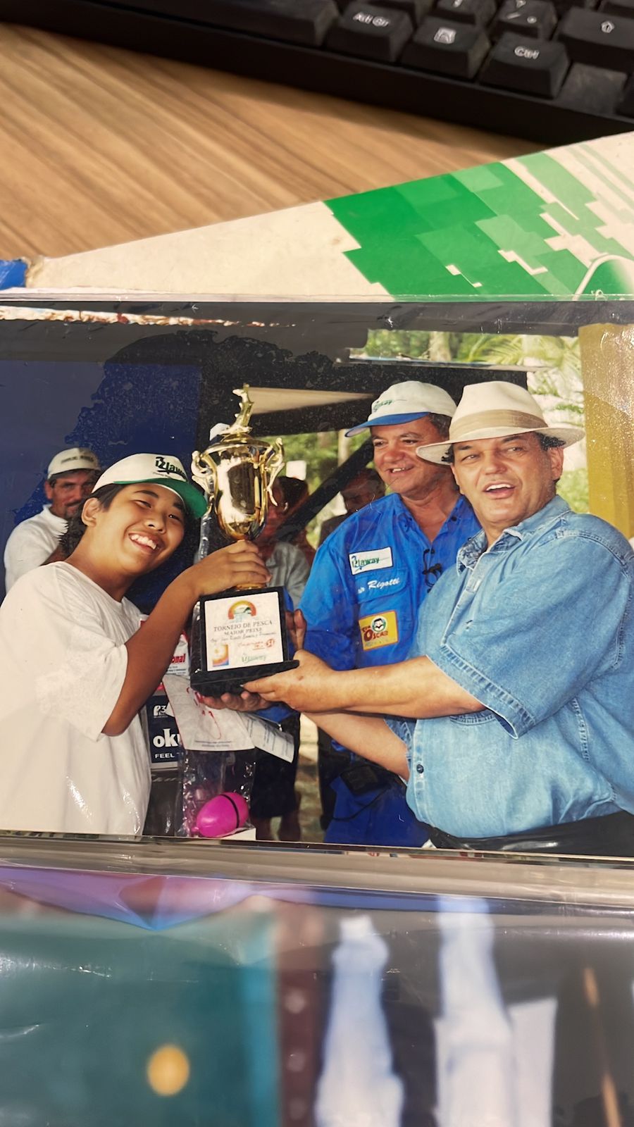 Entrega de troféu em torneio de pesca
