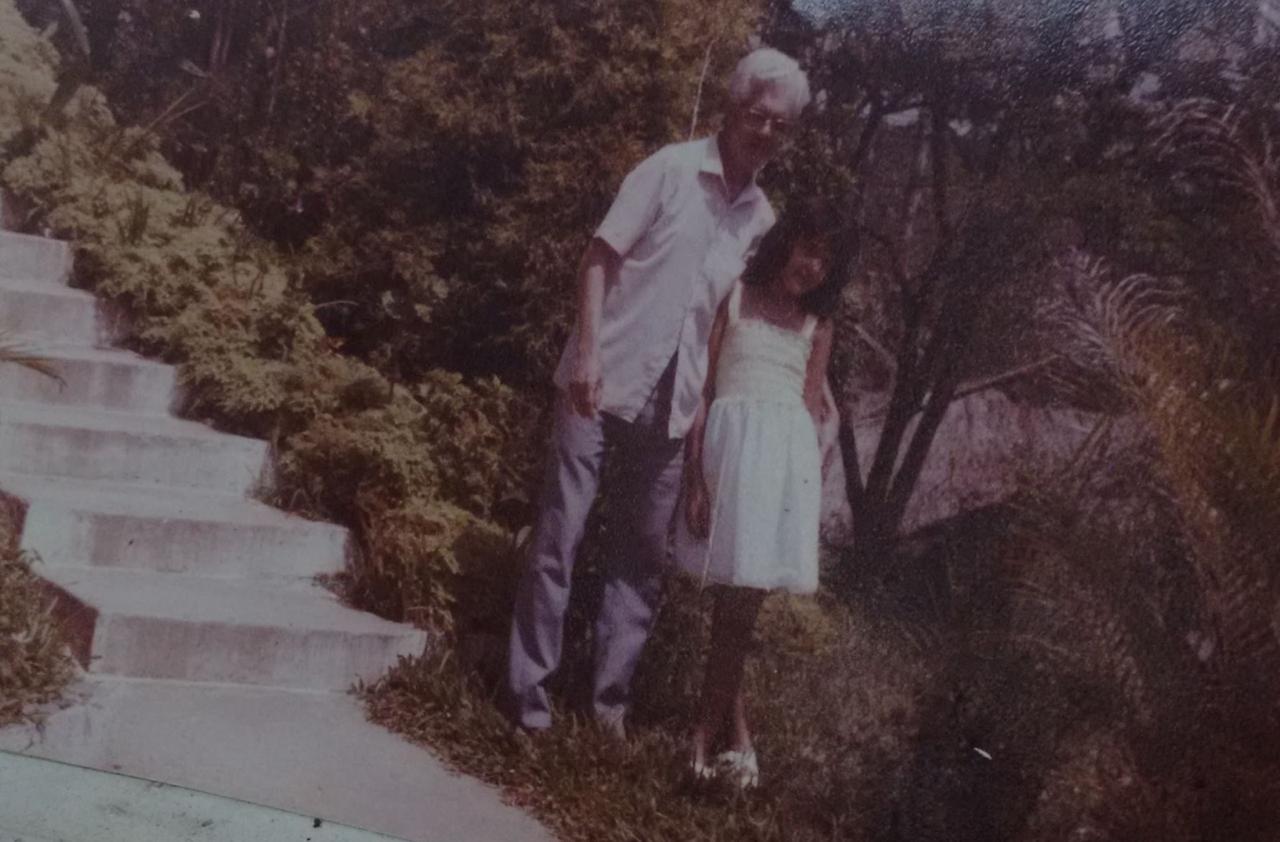 Sr. Luciano Pacheco junto com a Evelin em foto da época