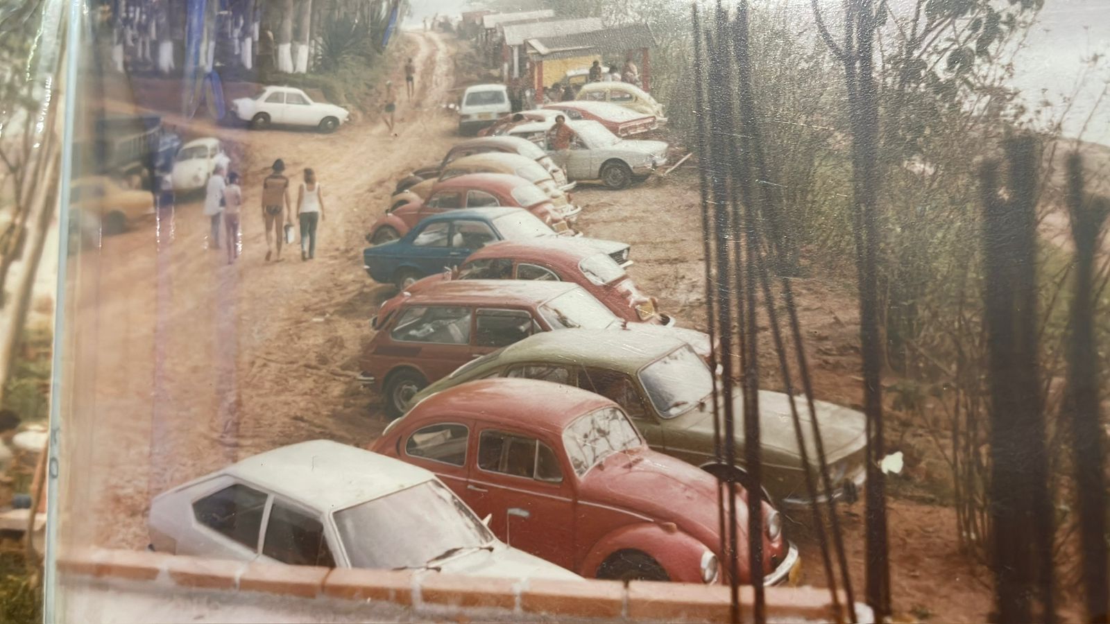 Estacionamento com carros da época
