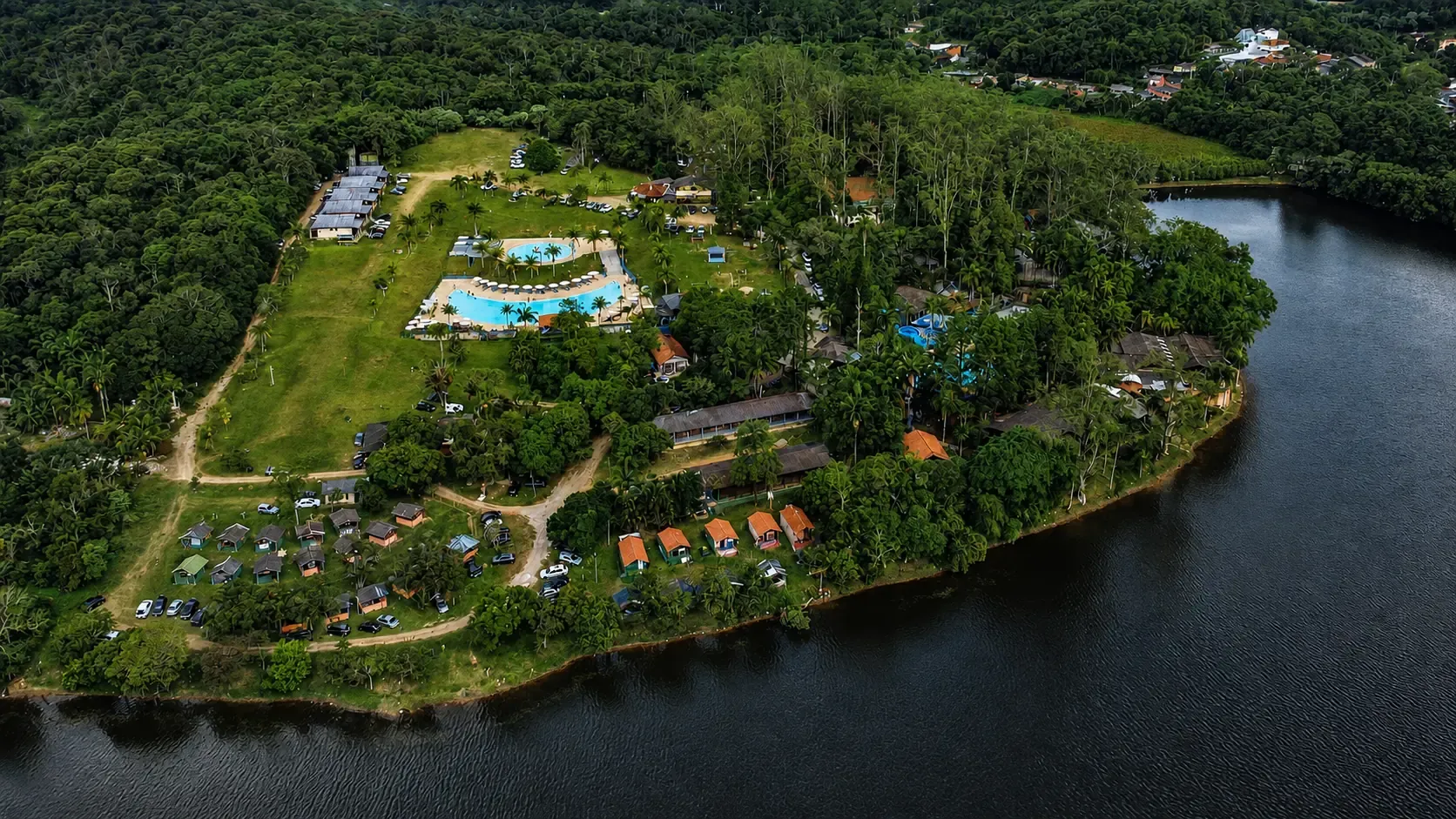 Visão aérea cinematográfica do Clube dos Bancários